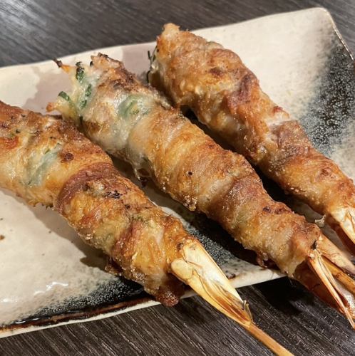 天然エビを使用した、特大のエビしそ豚巻串！