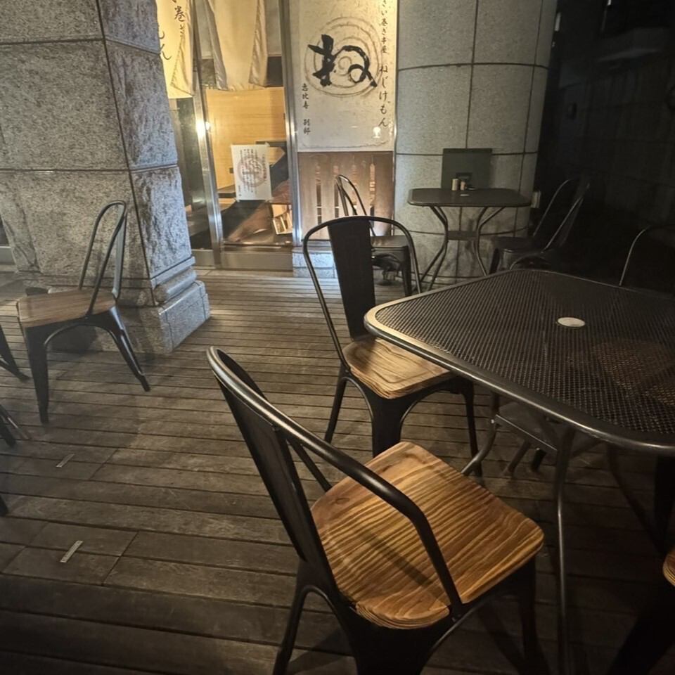 今の時期に最適♪夜風の気持ちいテラス席で格別のひとときを。