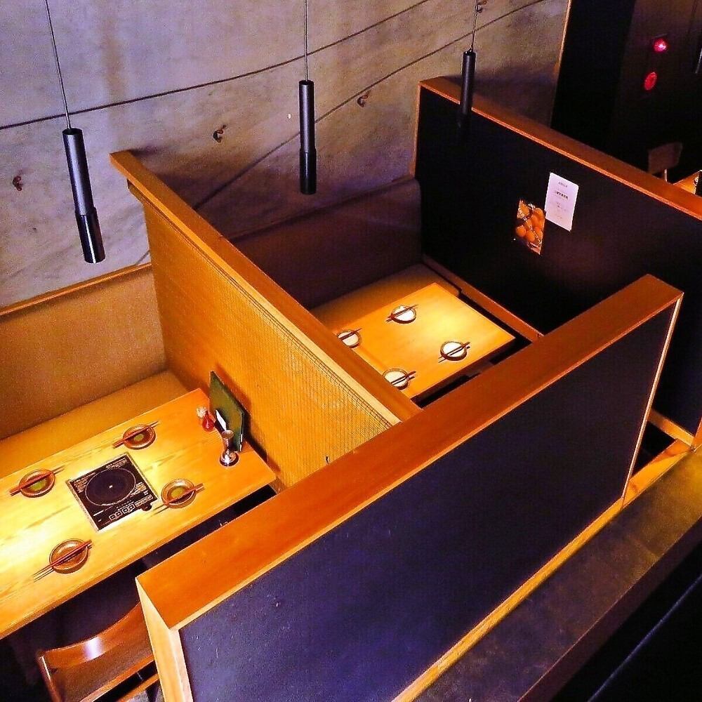 带门的私人房间先到先得。尽情享受轻松愉快的晚宴,无需担心他人。