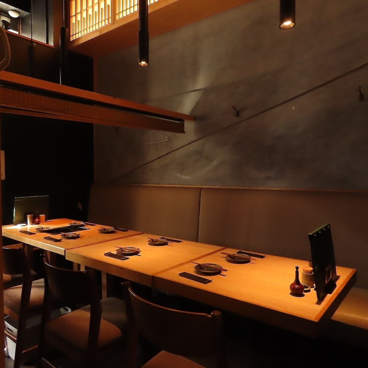 我们有半私密包间，非常适合公司宴会。尽情享受派对的乐趣，无需担心他人。