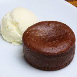 フォンダンショコラ　バニラアイス添え