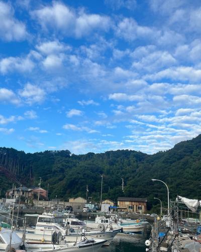 仕入れに来て船待ってる間の癒し✨
この風景いつ見ても好きやわ。
#風景 #漁港 #癒し #膳のすたいる #仕入れ