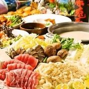 【本地鸡肉乌冬面套餐】4种船形乌冬面、炸鸡、本地鸡肉火锅等。3500日元（含税）