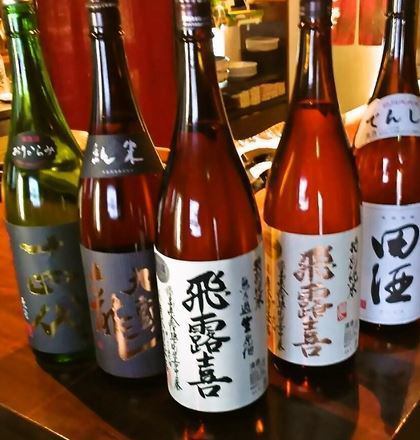 Premium sake and shochu from all over Japan that are particular to the owner