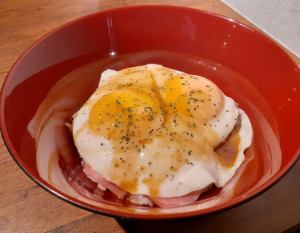 ベーコンエッグ丼