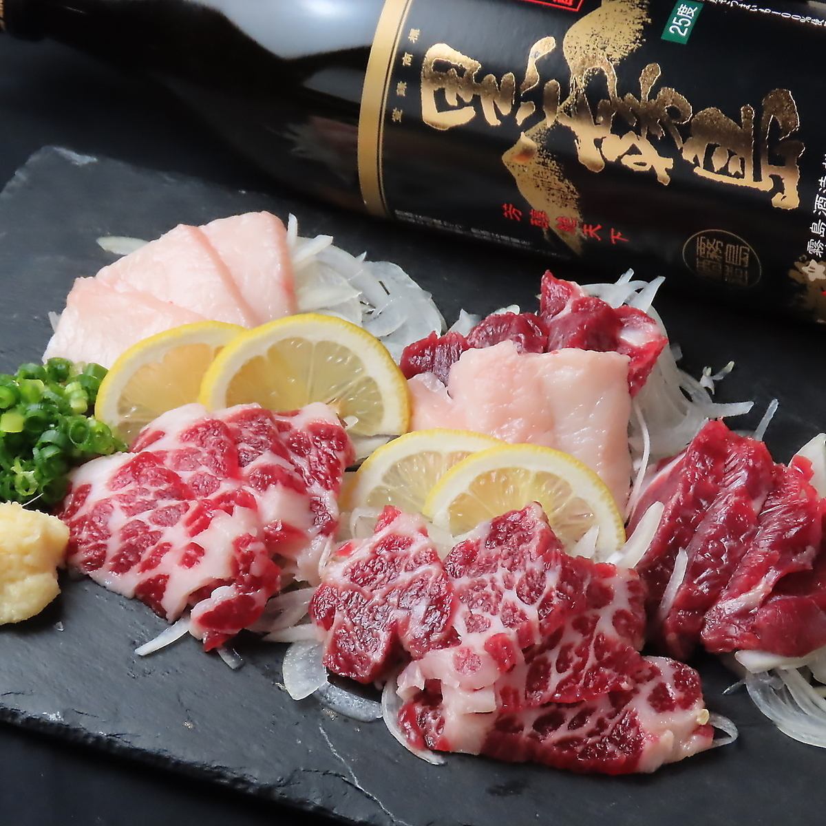 備長炭で焼いた地鶏や新鮮で様々な部位の馬刺しが楽しめる★