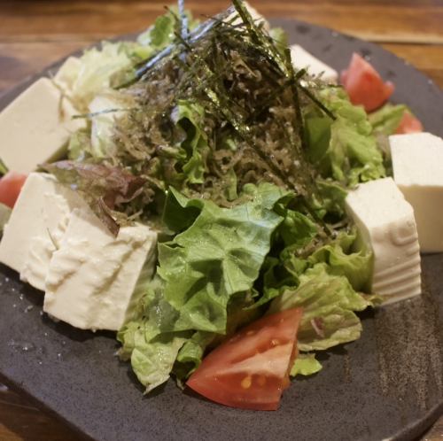 ごろごろベーコンの韓国風ピリ辛サラダ/カリカリじゃこと豆腐のサラダ