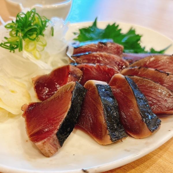 【かつおのたたき】一押し！高知県土佐湾の一本釣り鰹使用！本場の旨さをご堪能下さい　1078円（税込）