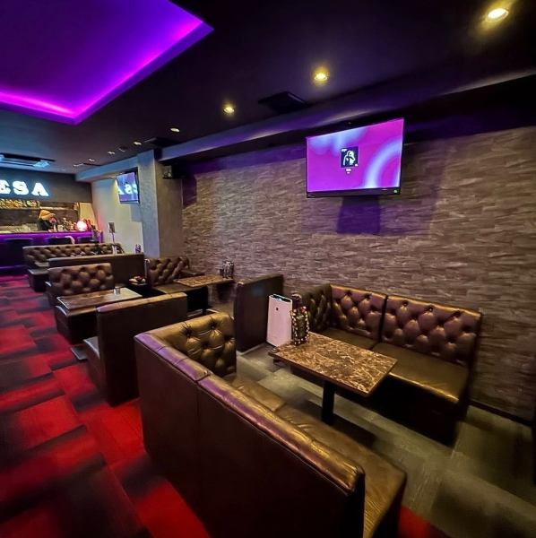 広々店内でゆったりくつろげる、大人の隠れ家シーシャバーがニューオープン。落ち着いた雰囲気の中、充実のドリンク＆フードで女子会やデートにもぴったりの癒やし時間を。