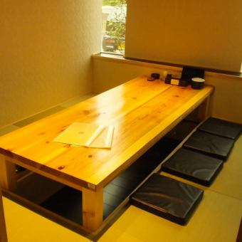 A private room for 6 to 8 people with a warm Japanese atmosphere.