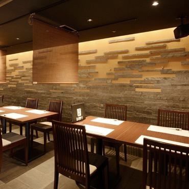 [ Special interior ] The interior of the store is composed of a dynamic combination of natural materials such as natural wood, plastering walls, stones, and Japanese paper. A colorful obanzai in the store, which is based on black. Please enjoy your meal and drink to your heart's content in a relaxing and discerning space ♪