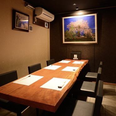 您可以使用日本独有的家具，在平静舒适的空间中度过平静的时光。这是一个私人房间，桌子上有一张动态地使用一盘樱花和一幅我们引以为豪的画作。