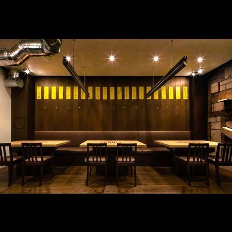 店内には複数のテーブル席に無縁ロースターを完備。お仕事終わりのビジネスマンに限らずデートなどでも服のにおいを気にすることなく、気軽に質のいいお肉を楽しむことができます。