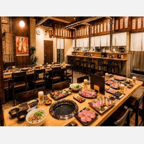 【団体でも席が離れない長テーブル！】焼肉宴会あるあるの、座席が離れてしまうというお悩み。ニクノウタゲでは心配ご無用！最大11名まで座れるテーブルが２卓隣り合わせでございます。乾杯の挨拶やスピーチも安心してやっちゃってください♪