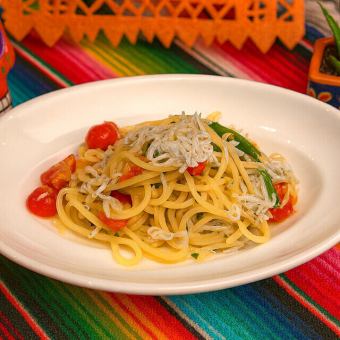 しらすと青唐辛子、フレッシュトマトのペペロンチーノ