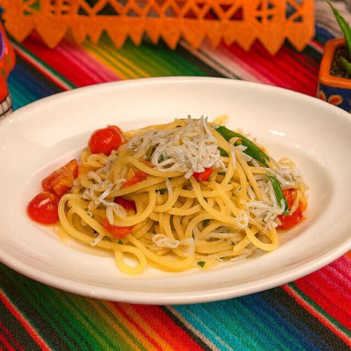 しらすと青唐辛子、フレッシュトマトのペペロンチーノ