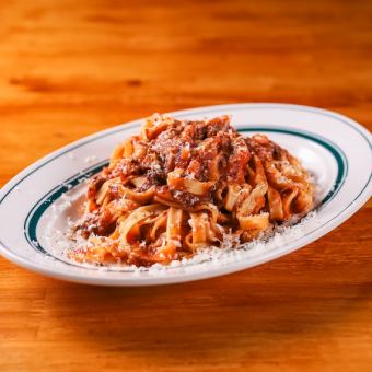 牛すじ入りのボロネーゼタリアテッレ