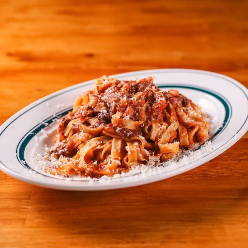 牛すじ入りのボロネーゼタリアテッレ