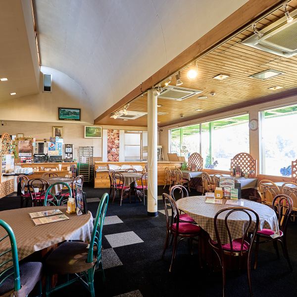 落ち着いた雰囲気のレストランは、柔らかな照明と心地よい広々とした空間で、ゆったりと食事を楽しめます。木の温もりや緑を取り入れたインテリアが、特別な時間を演出します。