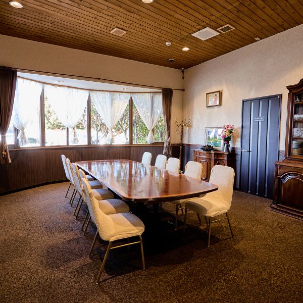 当店では10名様まで入れる個室も完備しております。ご家族様やお友達同士の宴会などシーンによってご利用可能です。コースのご利用も可能なのでぜひ素敵な時をおすごしください。