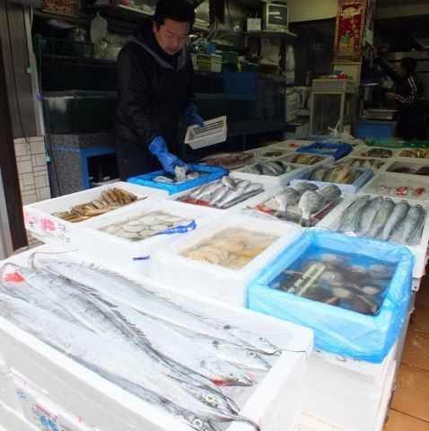 活きてる魚をその場で捌く