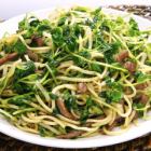 Fried noodles with pea sprouts and beef