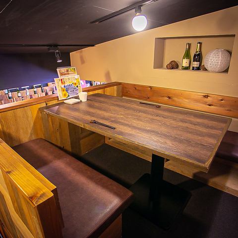 店内には落ち着いてお食事が出来るように個室も用意しております