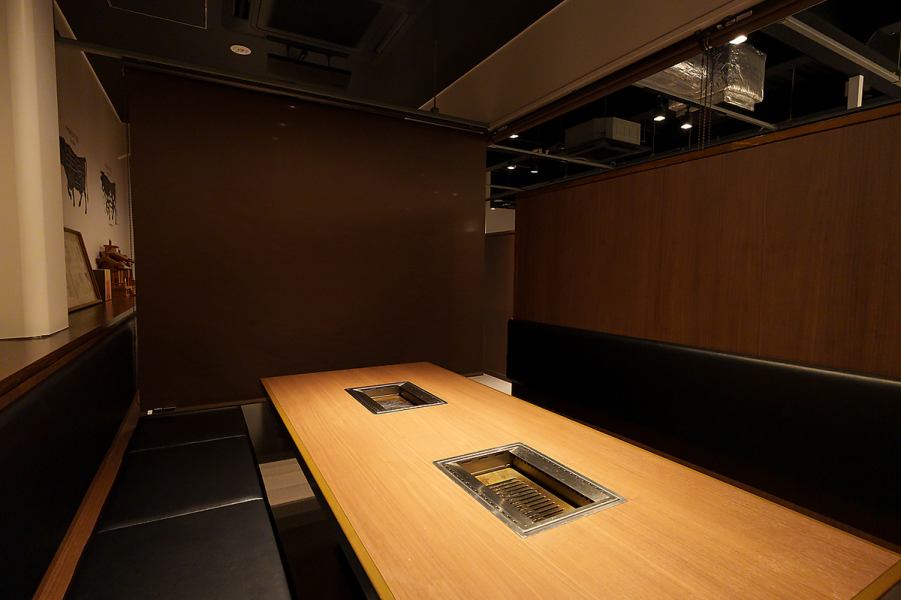 【幅広いシーンに調和するテーブル席】ご家族でのお食事やご友人とお酒やご歓談を愉しむ場として活躍するテーブル席。4名様・6名様用のテーブルをご用意しております。居心地の良い空間づくりを心がけており、幅広い世代の方にとって過ごしやすいお席となっております。
