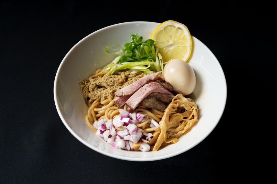 【煮干しまぜSOBA】煮干しの風味が香ばしく効いた、当店だからこそ味わえる絶品まぜそばです◆1100円(税込)