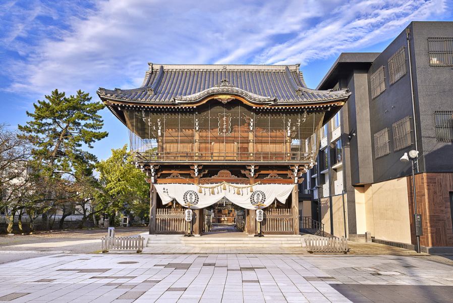 5 minutes by Mie Kotsu bus or car from Kuwana Station East Exit, 15 minutes on foot.Kuwana Sosha has been around for about 1,900 years as a shrine that started Kuwana that leads to Ise Jingu.THE KASUGA has opened its grand opening by renovating the hall attached to the precincts.