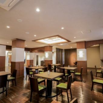 [Lounge/Café] A modern space based on wood grain.The ceiling is high and the space between seats is wide, so you can relax without worrying about your surroundings.Enjoy desserts made by our exclusive pastry chef.