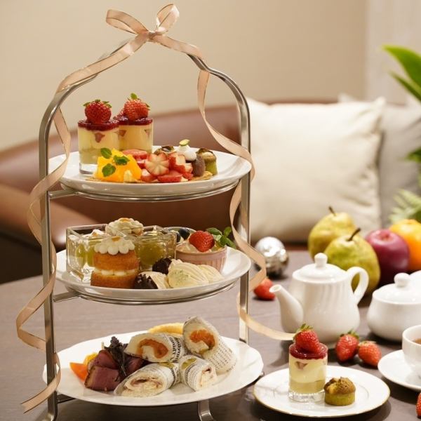 <Lounge Cafe> Enjoy desserts created by our exclusive pastry chef