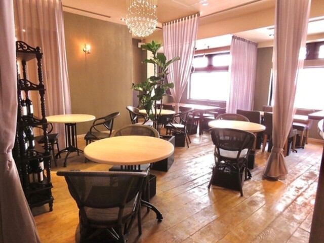 [2nd floor] A relaxing space, perfect for families or small anniversaries or dates! Can be reserved for private parties of 20 people or more.