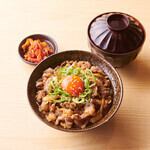 Very popular! Dragon egg x Japanese black beef sukiyaki bowl 1,000 yen (tax included)