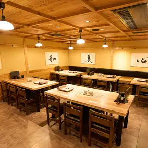 ご家族でのお食事や、会社帰りの同僚とのちょっとした飲み会にもぴったりな4人掛けテーブルをご用意。暖かな照明と落ち着いたインテリアが、落ち着いた空間を演出します。
