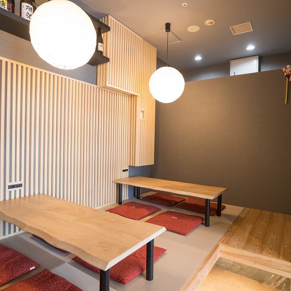 【和モダンな落ち着いた空間◎】当店は高級感あふれる品のある内装で、カジュアルに肩ひじ張らずに愉しめるバーです。10席のカウンター席と、4名用の座敷席2席、2名テーブル1席と4名テーブル2席を完備し、少人数から大人数まで幅広く対応できます！