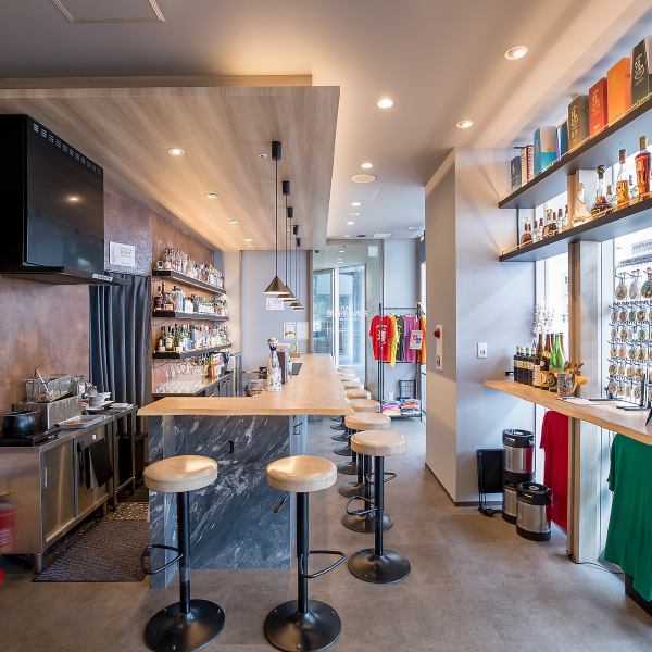 【居心地の良いカジュアルなバー】落ち着いた和モダンの雰囲気で、リラックスしたひとときをお過ごしいただけます。カウンター席や座敷席など、様々なお席をご用意しており、最大30名様(立食40名様)までの貸切も可能です！