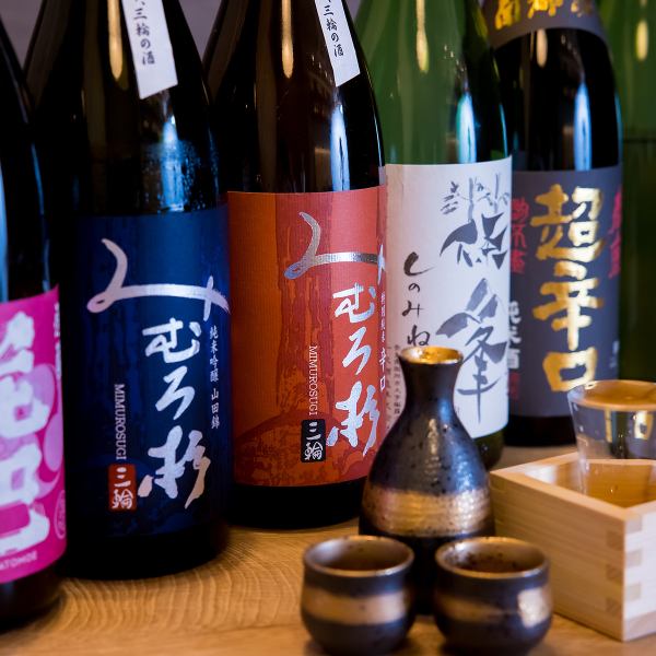 【品のある高級感漂う空間】当店の内装は、落ち着いた和モダンスタイルで仕上げています。カウンター席や4名用座敷席、テーブル席があり、少人数の集まりから大人数の宴会まで対応可能。心地良い時間をお楽しみください！