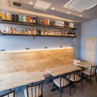 当店には、2名用テーブル1席と4名用テーブル2席を完備しています。少人数でのデートや友人との集まりに最適で、季節感あふれる料理や多彩なドリンクを楽しみながら、リラックスした時間をお過ごしいただけます。