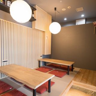 当店には、4名用の座敷席を2席ご用意しています。落ち着いた雰囲気の中で、友人や家族と一緒に季節の料理を楽しむことができる特別な空間です。くつろぎながら、美味しいお酒と共に特別なひとときをお過ごしください！