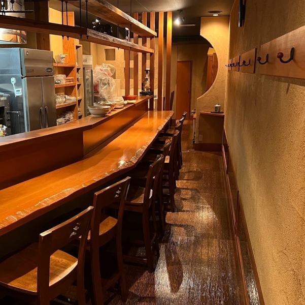 【カウンター席】カウンターはお一人様から友人とのお食事などでご利用いただけます。美味しいお食事とお酒をお楽しみ下さい。