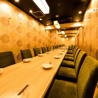 A spacious private room that can accommodate up to 36 people! We also have a private room with a table that is perfect for groups. Please use it for large parties such as welcome and farewell parties, joint parties, after-parties, and class reunions!《Nagoya Station/ Meieki/Izakaya/Completely private room/Private room/Gyoza/Charcoal-grilled yakitori/All-you-can-drink/Banquet/Drinking party/Girls' party/Welcome and farewell party》