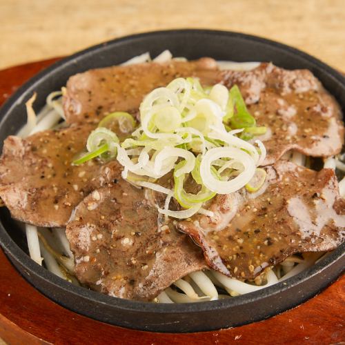 Beef tongue grilled with green onions and salt