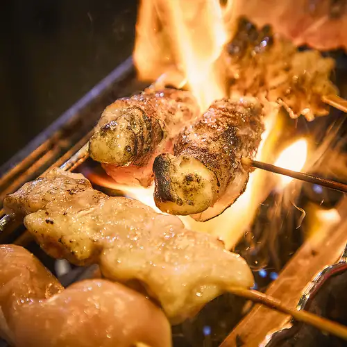 【炭火焼き鳥】遠赤外線により外側はパリッと、中はふんわりとした焼き上がりに。