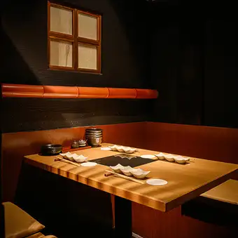 癒しと寛ぎの空間個室控えめな照明、大人が満足して寛げる癒しの半個室です。