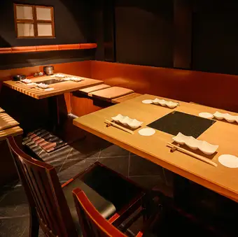少人数で飲みたい時におすすめなのが仕切りがあるテーブル席♪人数に合わせて席の調節も可能で、仕切りも付いているので、隣の席も気にならずにお楽しみ頂けます。