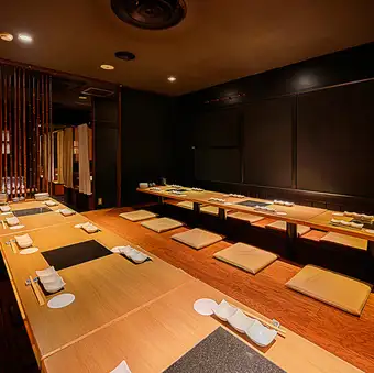 ご宴会に最適なゆったりくつろげる掘りごたつタイプの座敷です。最大で25名様のご宴会が可能です。
