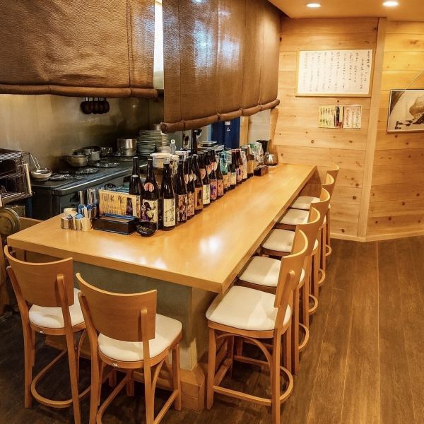 カウンターで、お一人様もお二人でもゆったりと。新鮮な魚介が織りなす磯の香りに包まれ、旬の味覚を心ゆくまで堪能。活気ある店内で、特別のお酒と共に心に残る一夜をどうぞ。