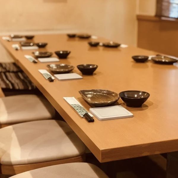 木を基調とした温かみのある店内で、心地よいひとときを提供。落ち着いた雰囲気の中で、友人や同僚との集まりや宴会を楽しむのに最適な場所です。飲み放題付きのコースをご用意しており、豊富な料理と共にお酒を心ゆくまで楽しんでいただけます◎