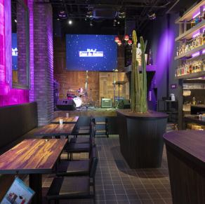 【테이블석】세계와 연결되는 거실 공간 ★ 쾌활한 생 밴드의 연주를 BGM에, 본격 멕시칸 요리와 술을 즐기는 한 때.마치 먼 이국의 우리 집에 있는 듯한 편안한 분위기가 매력입니다.기분이 두드러지면, 스테이지에서 밴드를 백에 노래방에 도전도 할 수 버린다!친구와의 마시기 등 최고의 밤이 될 것 틀림없음